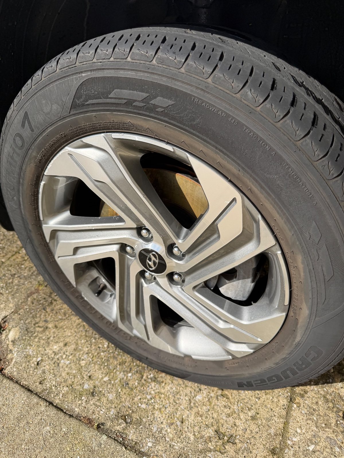 Clean alloy wheel on a Hyundai Santa Fe after detailing