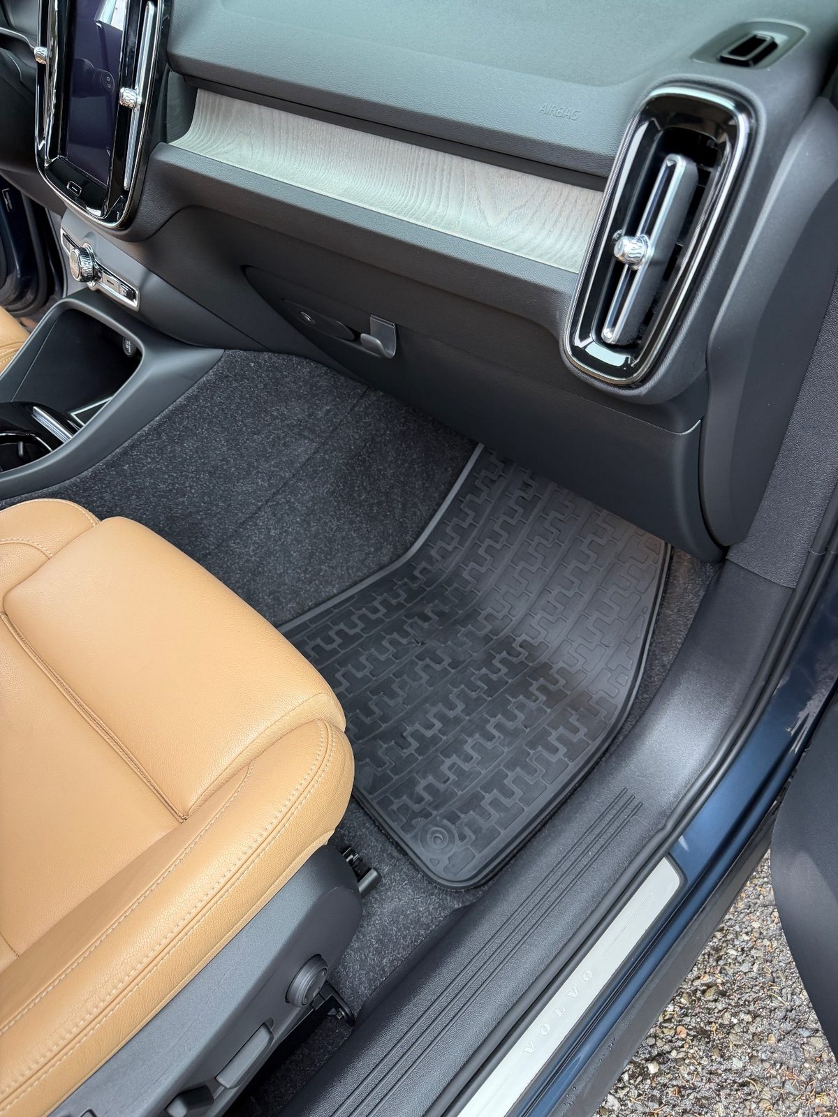 Clean front passenger footwell of a Volvo XC40 after detailing