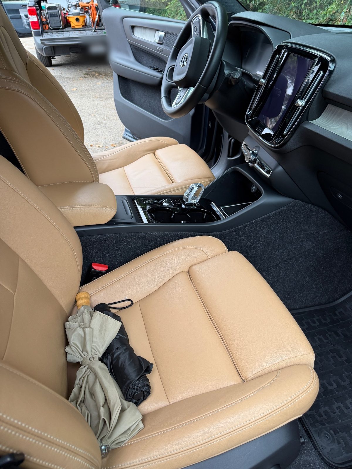 Front cabin of a Volvo XC40 after detailing with the leather and mats clean