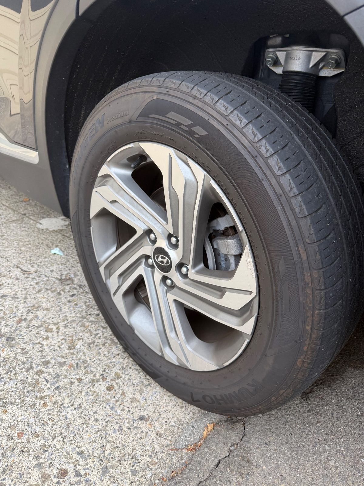 Dusty alloy wheel and dull tyre on the rear driver side of a Hyundai Santa Fe before detailing