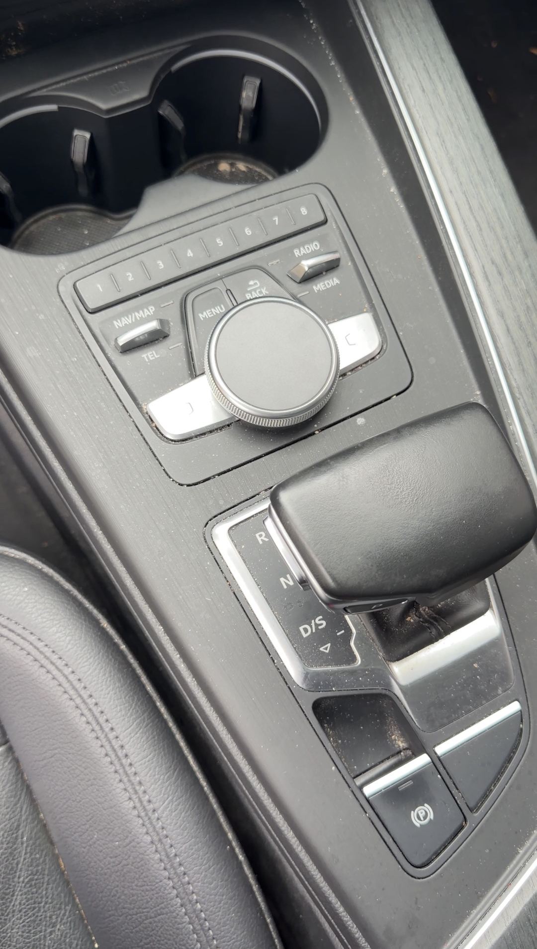 Dust and crumbs around the MMI controller and gear selector of an Audi A4