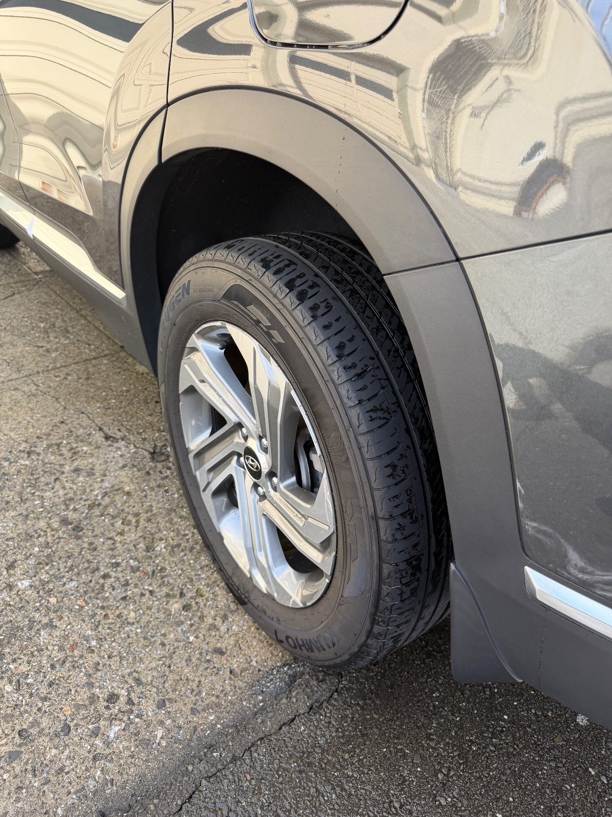 Clean alloy wheel and freshly dressed tyre on the rear driver side of a Hyundai Santa Fe after detailing