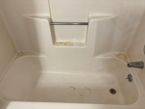 Bathtub before cleaning