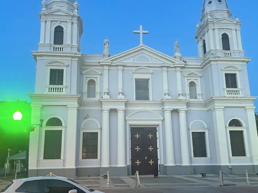 Plaza y iglesia de un pueblo de Puerto Rico
