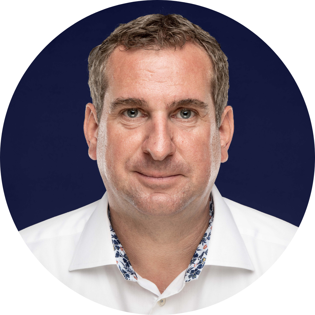 Michael Heitkötter macht KI greifbar, konkret und sofort anwendbar, für Solopreneure, Coaches und kleine Unternehmen, die mehr aus ihrem Business herausholen wollen, ohne technische Vorkenntnisse zu brauchen.
Seit über zwei Jahrzehnten begleitet er Menschen in Vertrieb, Marketing und digitaler Kommunikation. Heute hat er sich auf einen klaren Fokus spezialisiert: KI einfach machen. Nicht als abstraktes Konzept, sondern als praktisches Werkzeug, das dir heute schon Zeit spart und morgen mehr Umsatz bringt.
Als KI-Coach und Berater zeigt Michael Schritt für Schritt, wie du KI in deinen Alltag integrierst, Ideen schneller entwickelst, Inhalte effizienter erstellst und deinen Kunden mehr Wert lieferst. Sein Ansatz: Erst geben, dann verkaufen. Kein Hype, kein leeres Versprechen, nur konkrete Ergebnisse.
💡 Sein Kernversprechen ist einfach: Wer KI richtig einsetzt, arbeitet weniger und erreicht mehr.
Auf seinem Blog "KI Einfach Machen" teilt Michael praxisnahe Tipps, erprobte Prompts und echte Beispiele aus seiner Arbeit mit Kunden im DACH-Raum. Alles darauf ausgerichtet, dass du es direkt umsetzen kannst, ohne erst einen Informatik-Abschluss zu machen.
Mehr von Michael findest du auf michaelheitkoetter.com