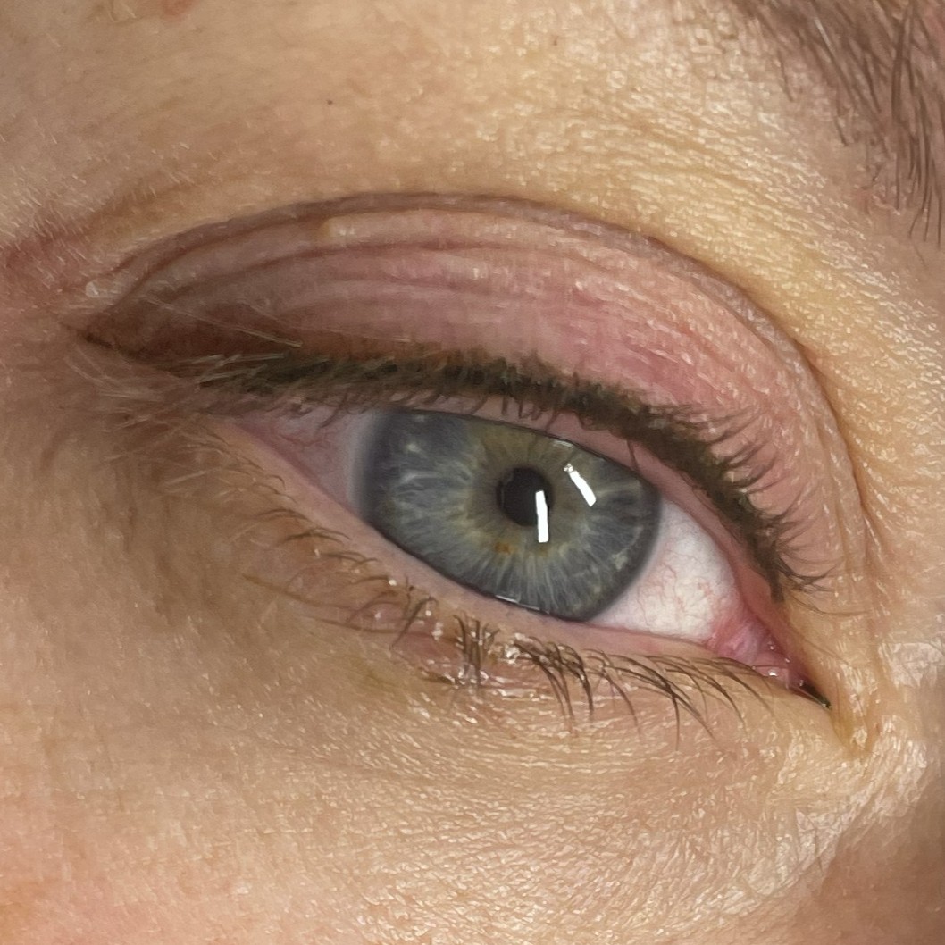 Antes y después de micropigmentación de ojos y eyeliner en Samarath Leganés