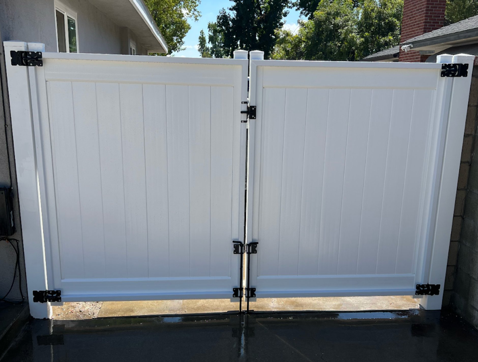Tan and white vinyl privacy fence installation in Riverside, California