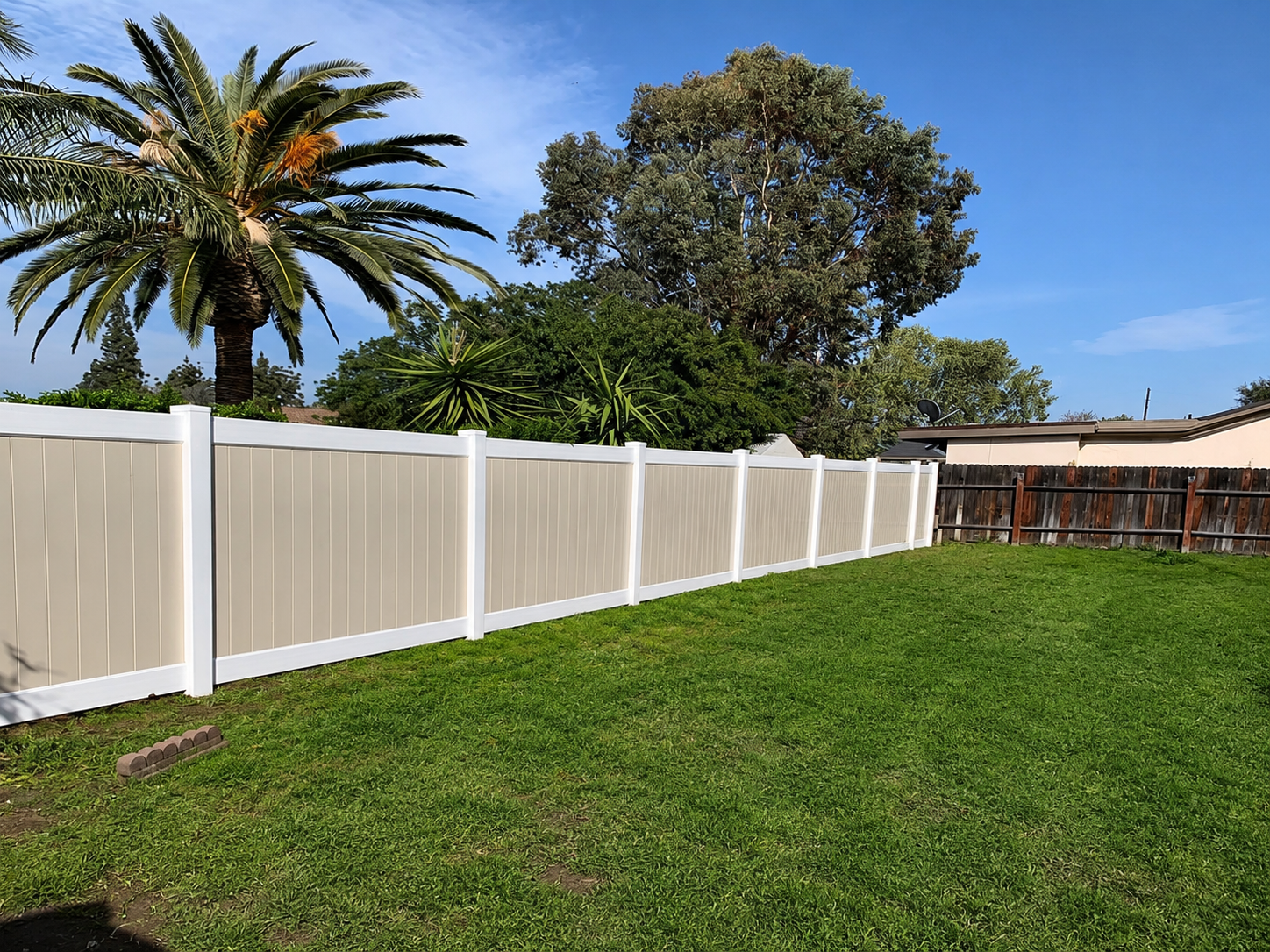 Dual tone vinyl privacy fence installation in Riverside, California