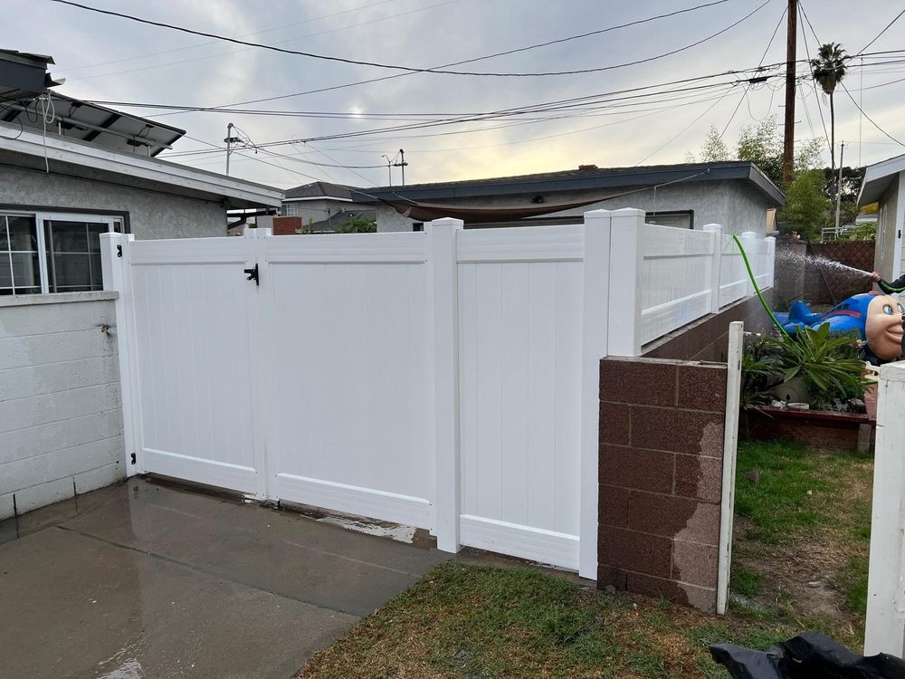 White vinyl privacy gate installation in Beaumont, California