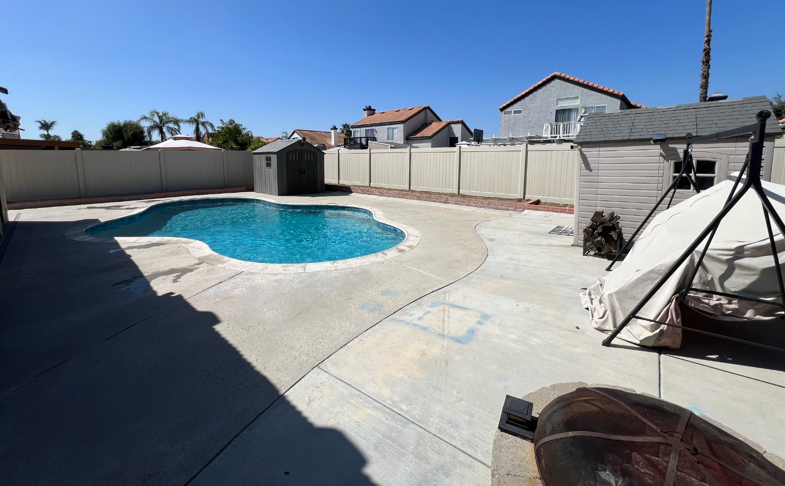 Tan tone vinyl privacy fence installation in Riverside, California