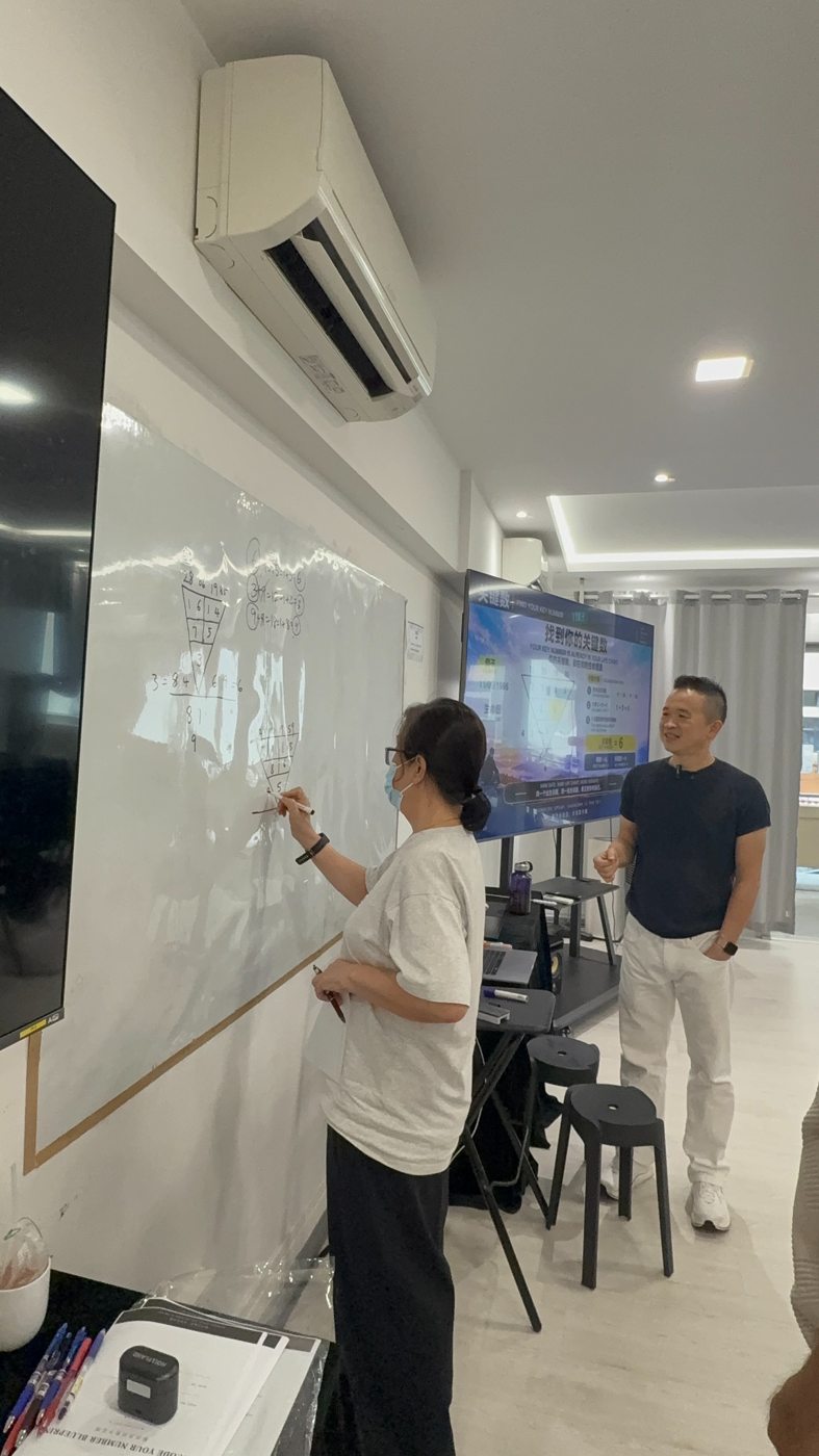 亲手练习，在指导中学习计算。 / Hands-on calculation practice with guidance.