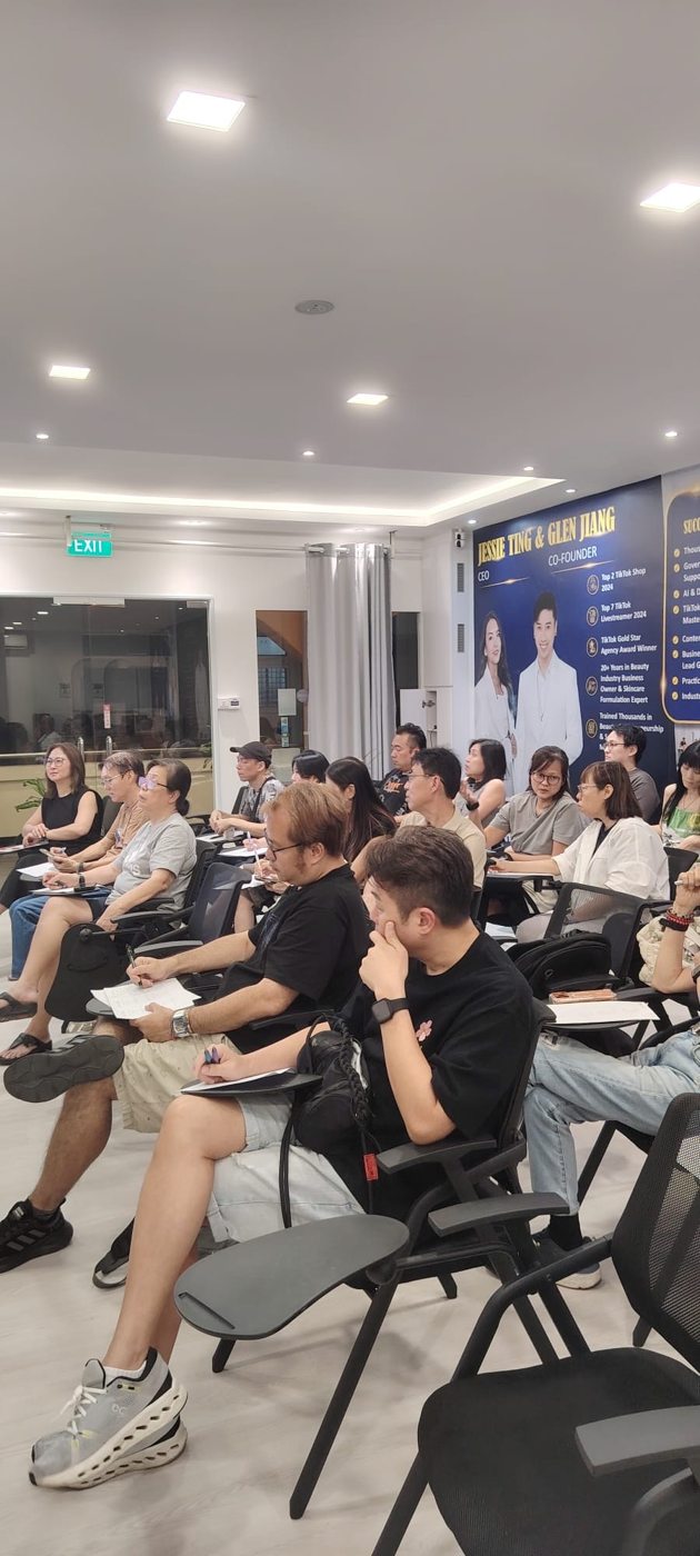 认真听讲，把课堂重点记录下来。 / Listening, learning and taking notes together.
