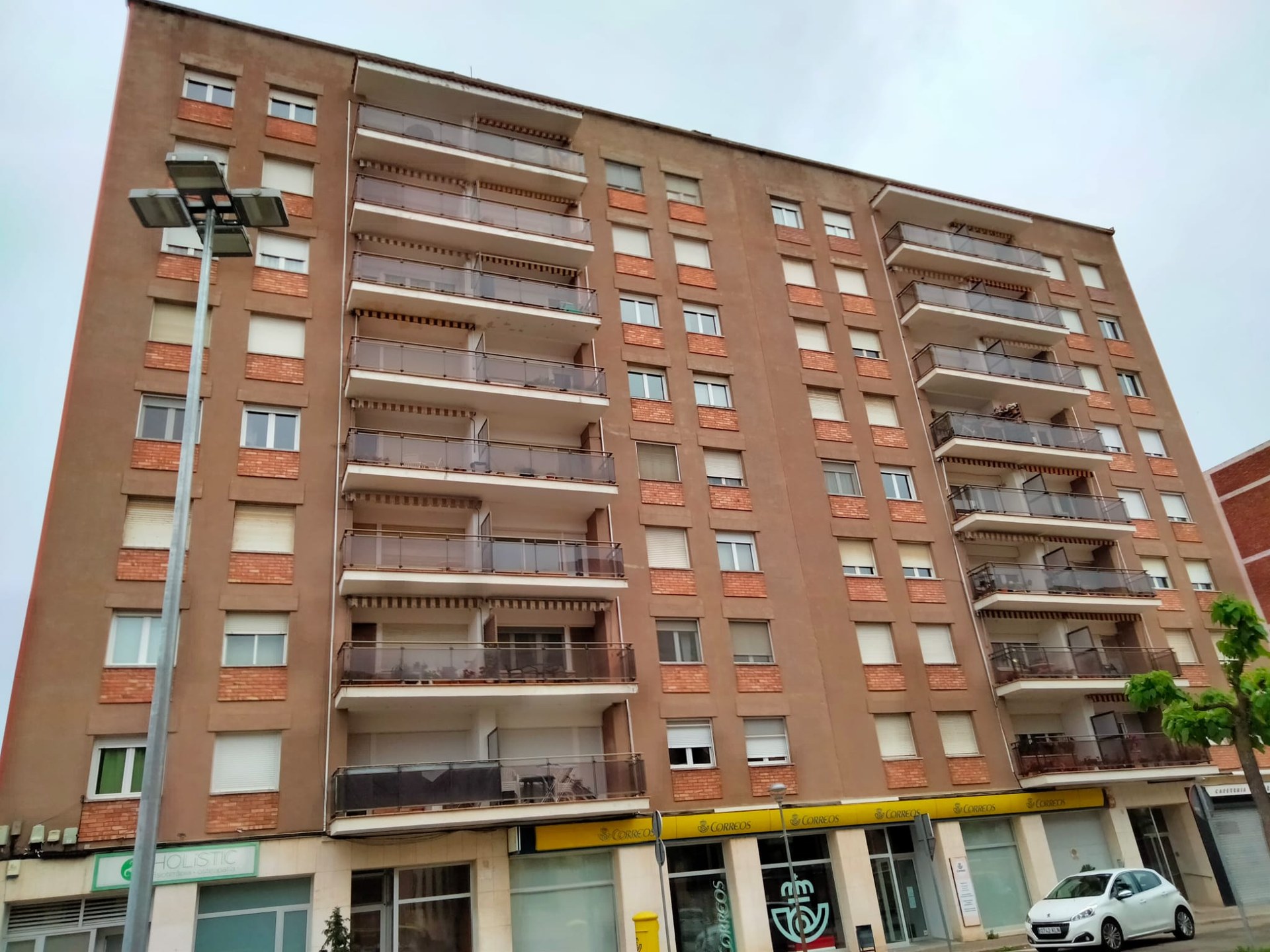 Fachada del edificio de Jaume Balmes 12, en Cervera, antes de la rehabilitaci&oacute;n