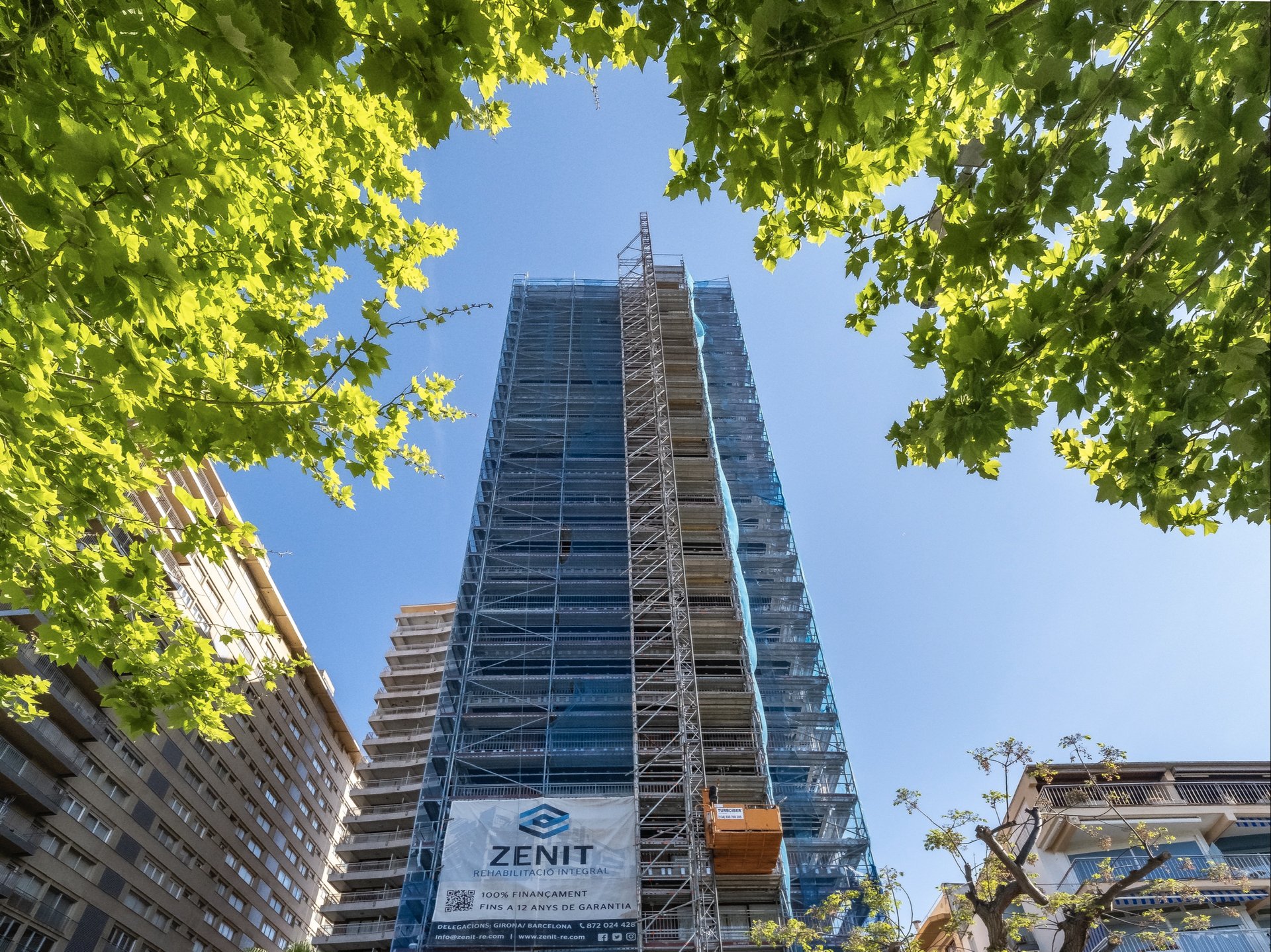 Andamio montado en obra de rehabilitaci&oacute;n de ZENIT
