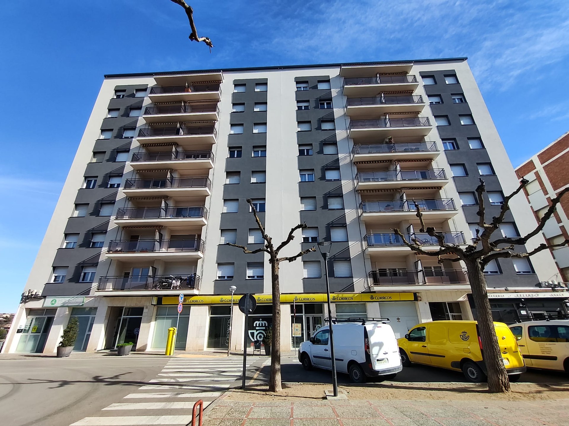 Fachada del edificio de Jaume Balmes 12, en Cervera, despu&eacute;s de la rehabilitaci&oacute;n