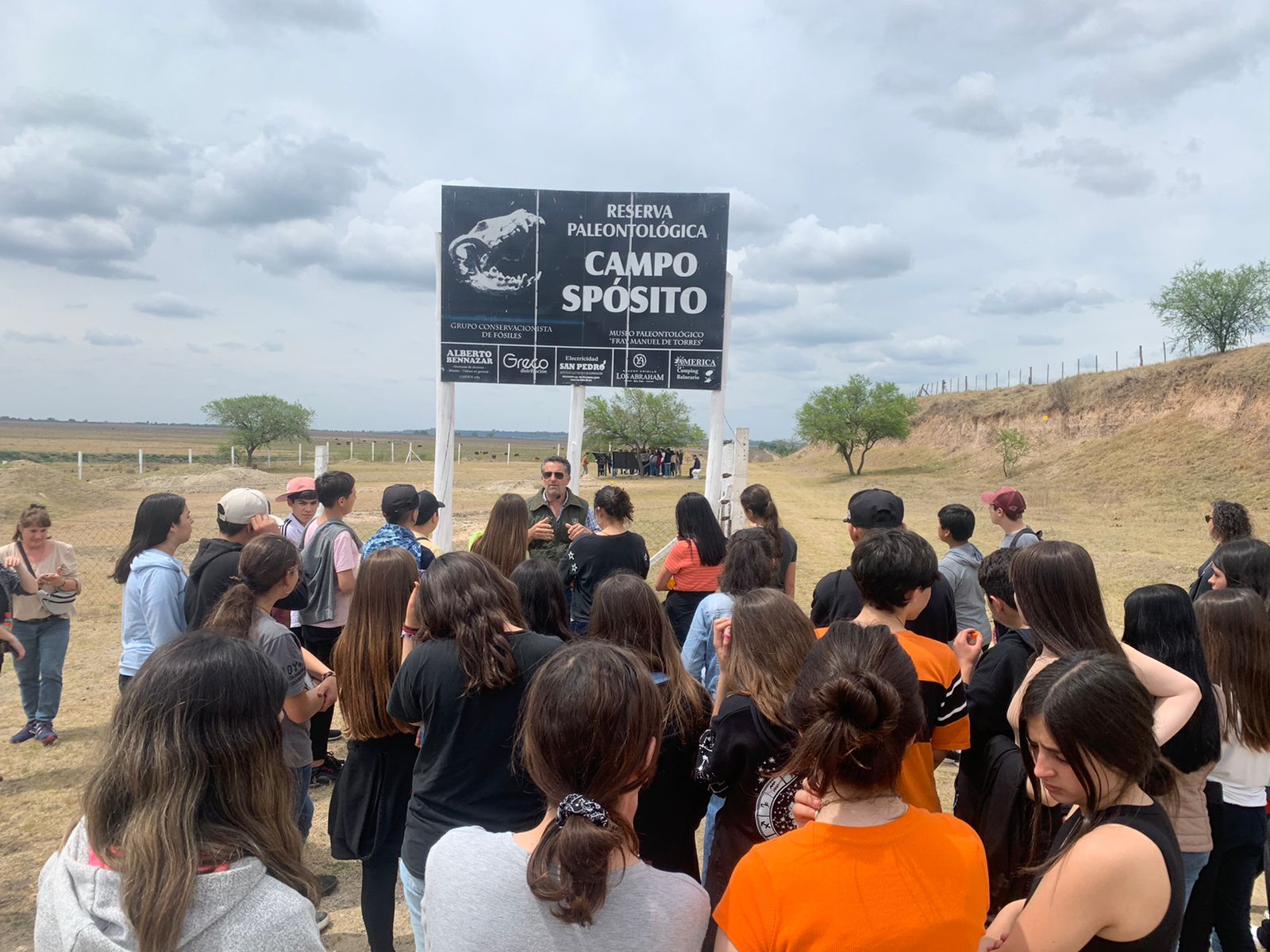 José Luis Aguilar guiando a un grupo en el yacimiento de Campo Spósito