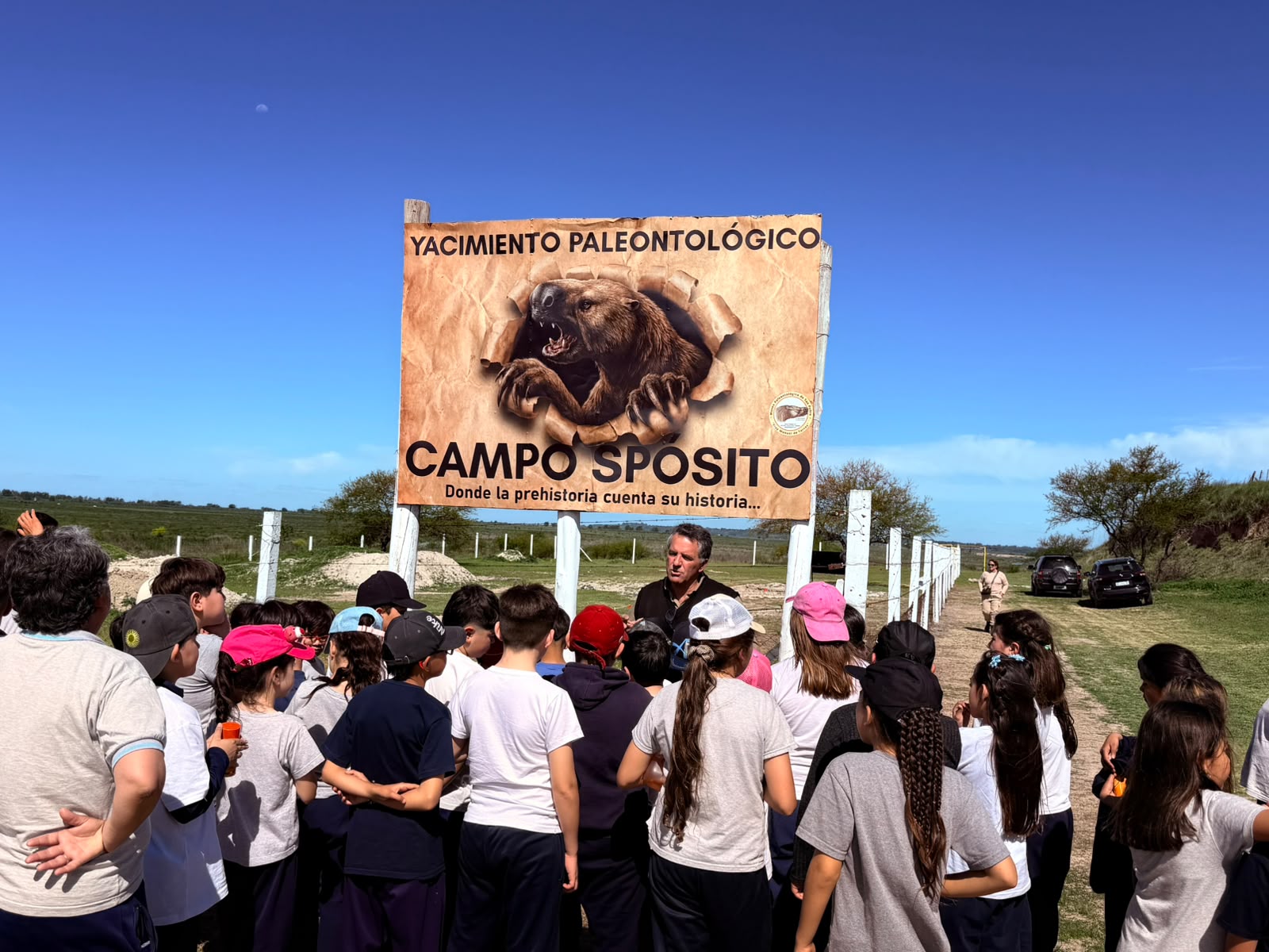 Grupo recorriendo el yacimiento de Campo Spósito