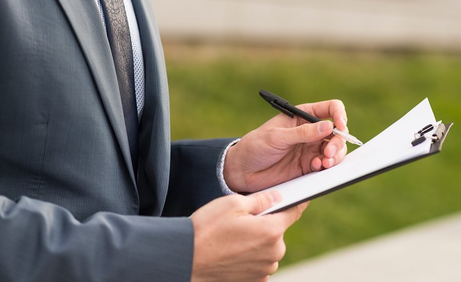 abogado checando papeles