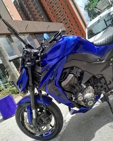 Moto azul acabado nivel exhibición