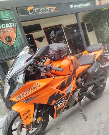 Moto naranja restaurada completa
