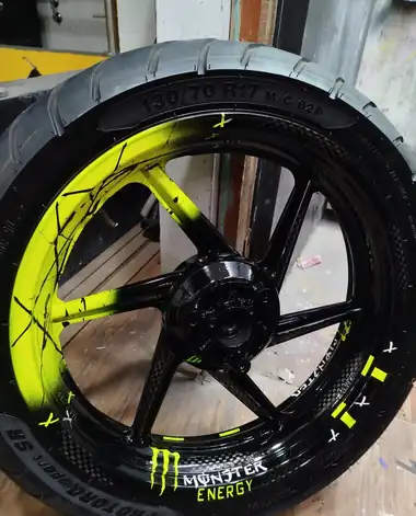 Rin negro con salpicado amarillo neón