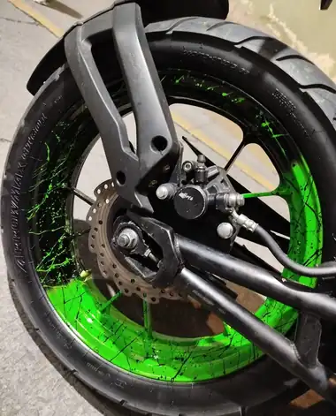 Rin verde neón y negro estilo salpicado