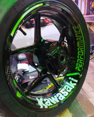 Rin negro con diseño Kawasaki verde