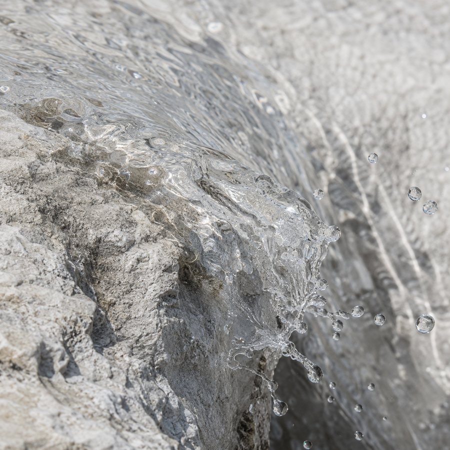 Acqua di sorgente che scorre sulla roccia