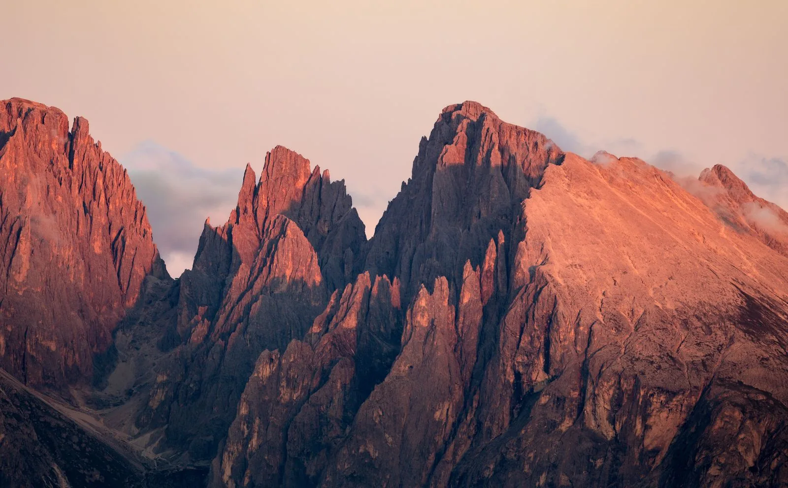 L’enrosadira: le Dolomiti che si tingono di rosa al tramonto