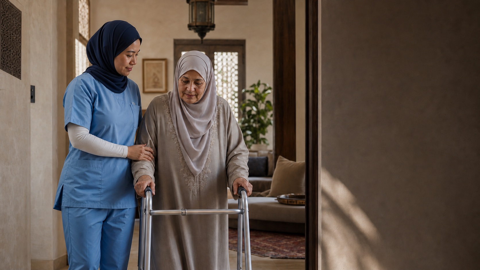 ممرضة تساعد سيدة كبيرة في السن على المشي باستخدام مشاية داخل المنزل