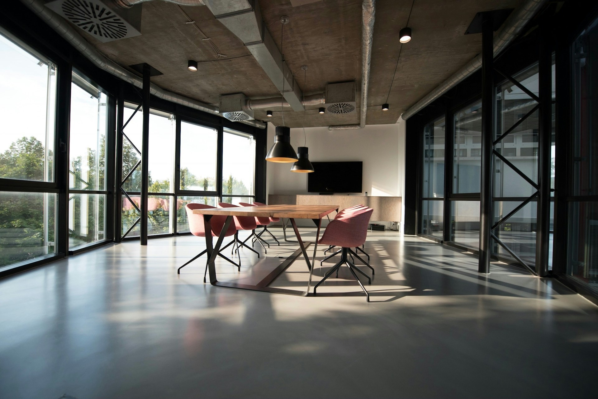 Creating Better Meetings With the Right Space Rental