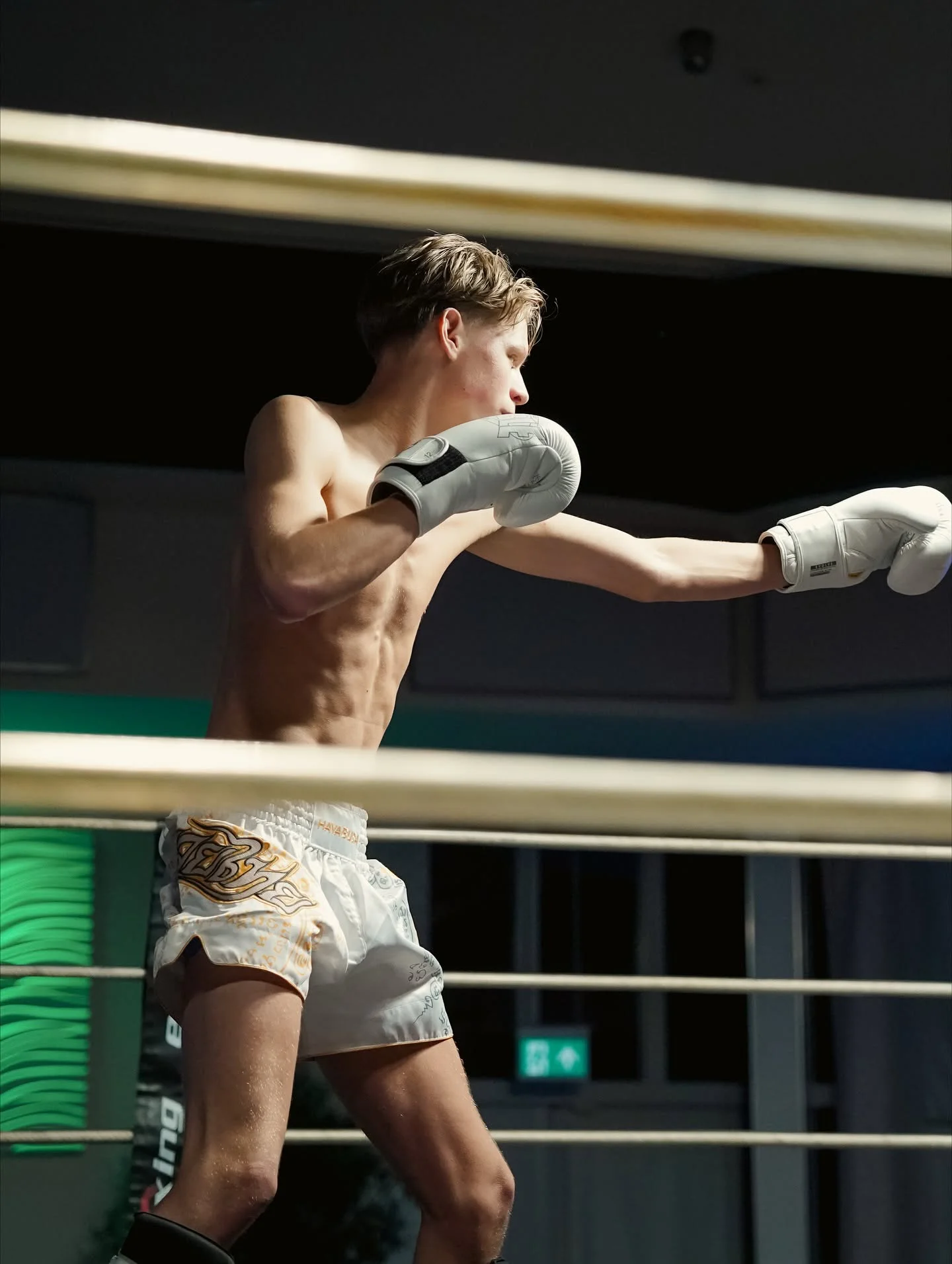 Jonge bokser in actie tijdens het ONsTOPable Fight Event