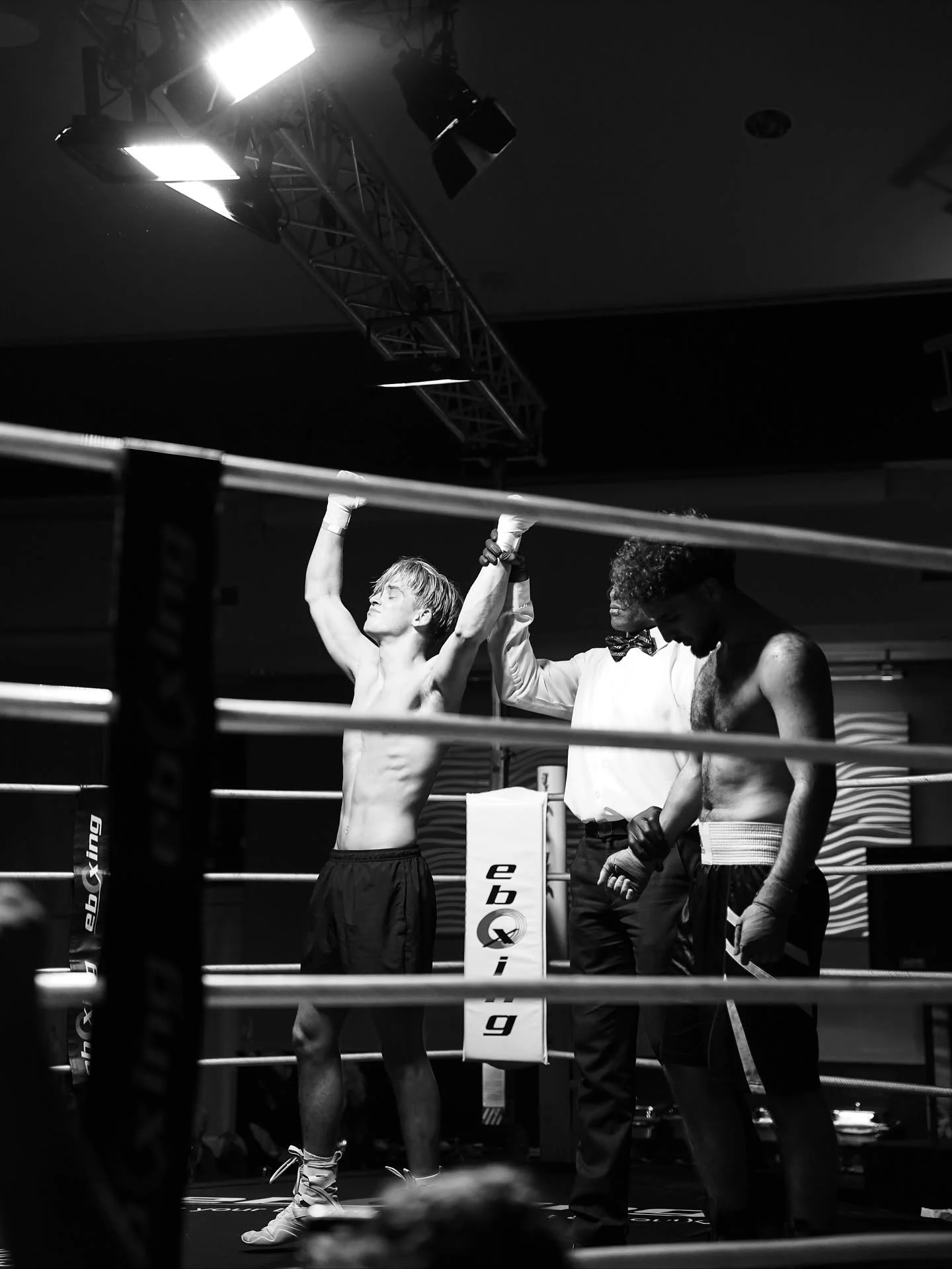 Bokser met overwinning tijdens het ONsTOPable Fight Event