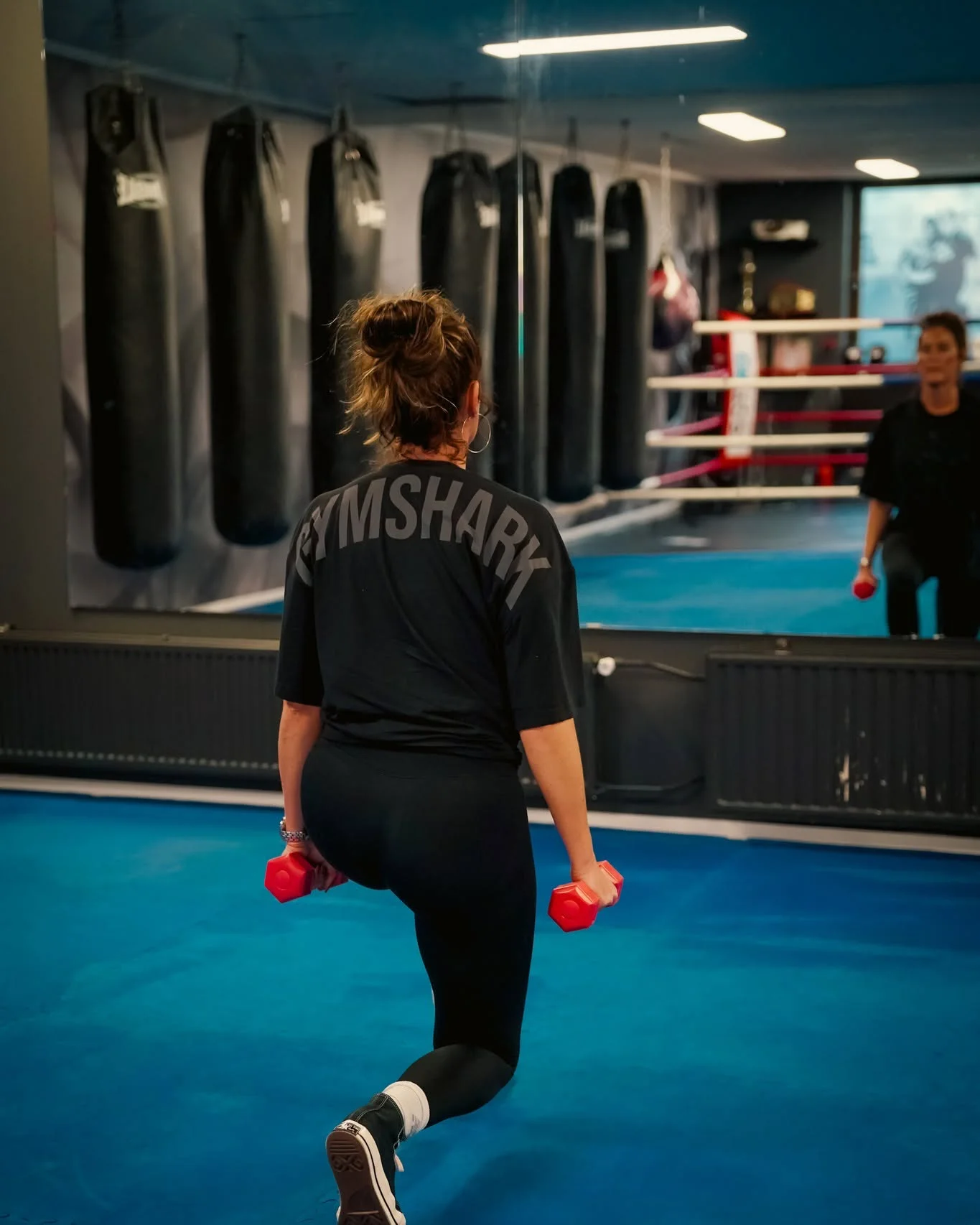 Sporter met dumbbells in de fitness van On Top Sportcenter in Rockanje