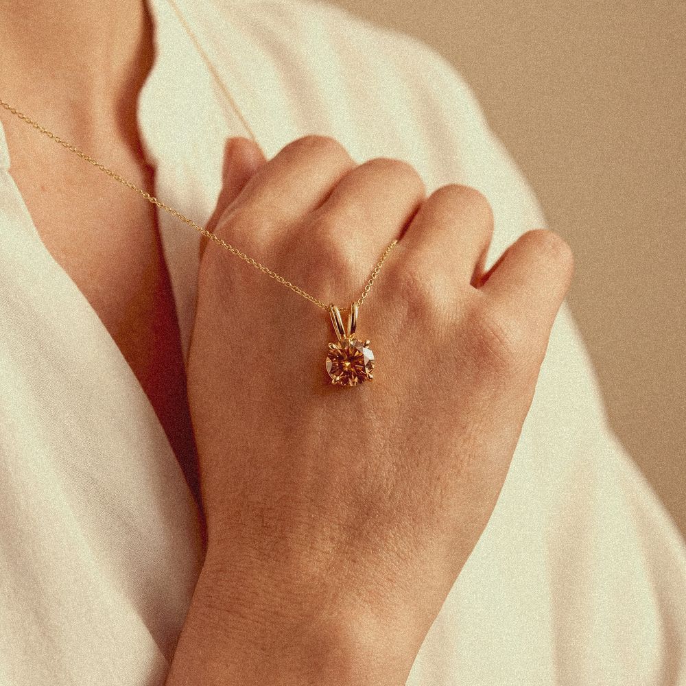 An Ossu memorial diamond set in a solid 18K gold pendant