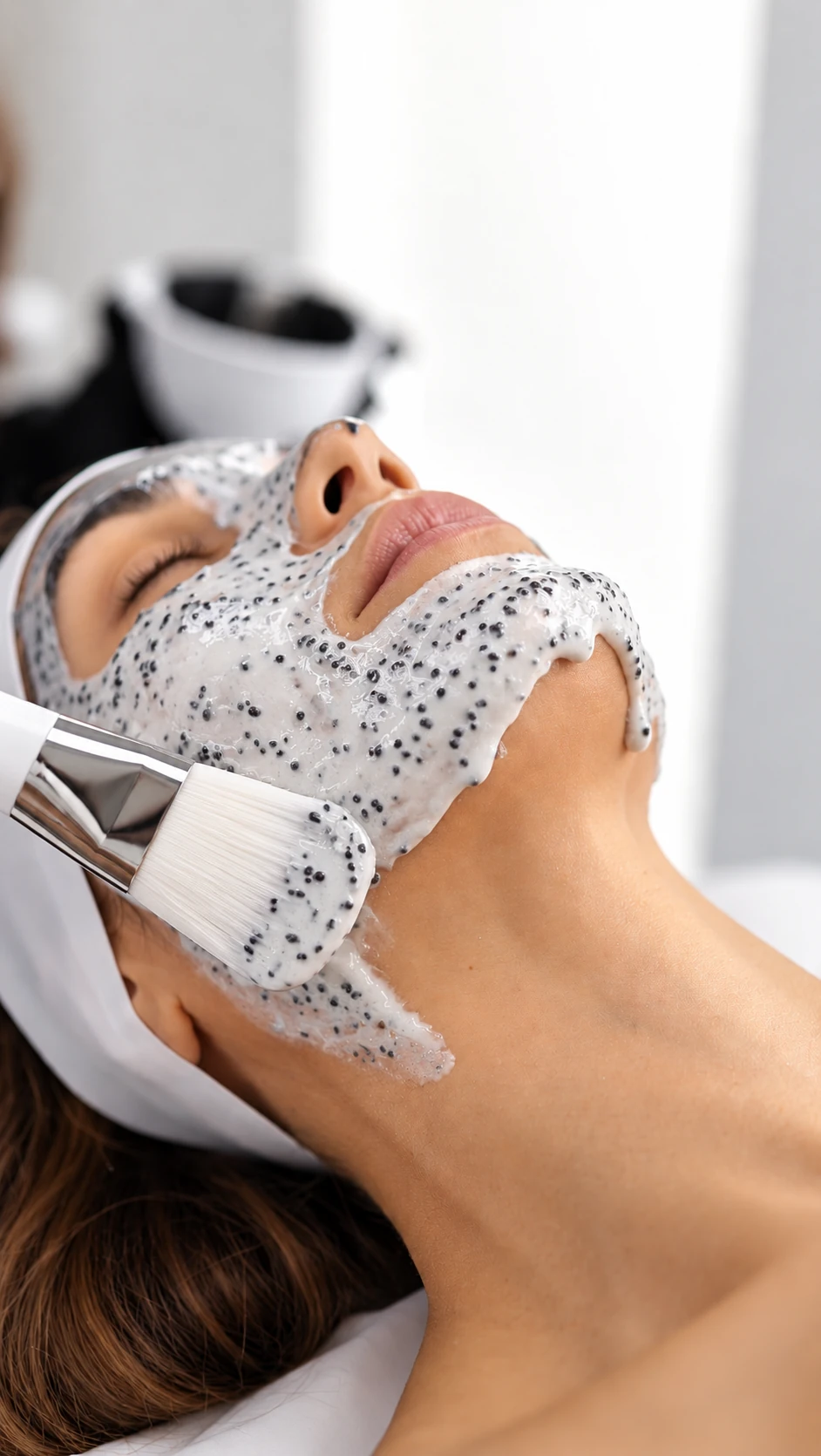 Aplicación de mascarilla facial — Anti Envejecimiento Corte Fino
