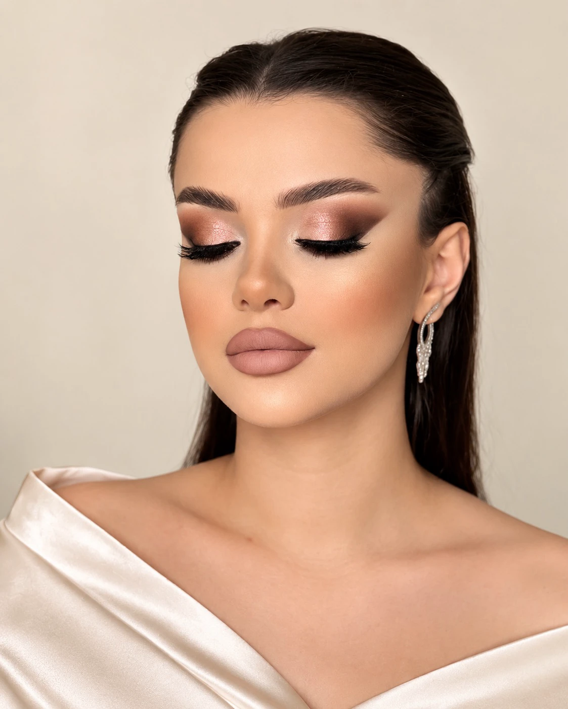 Maquillaje profesional en tonos cálidos — Corte Fino