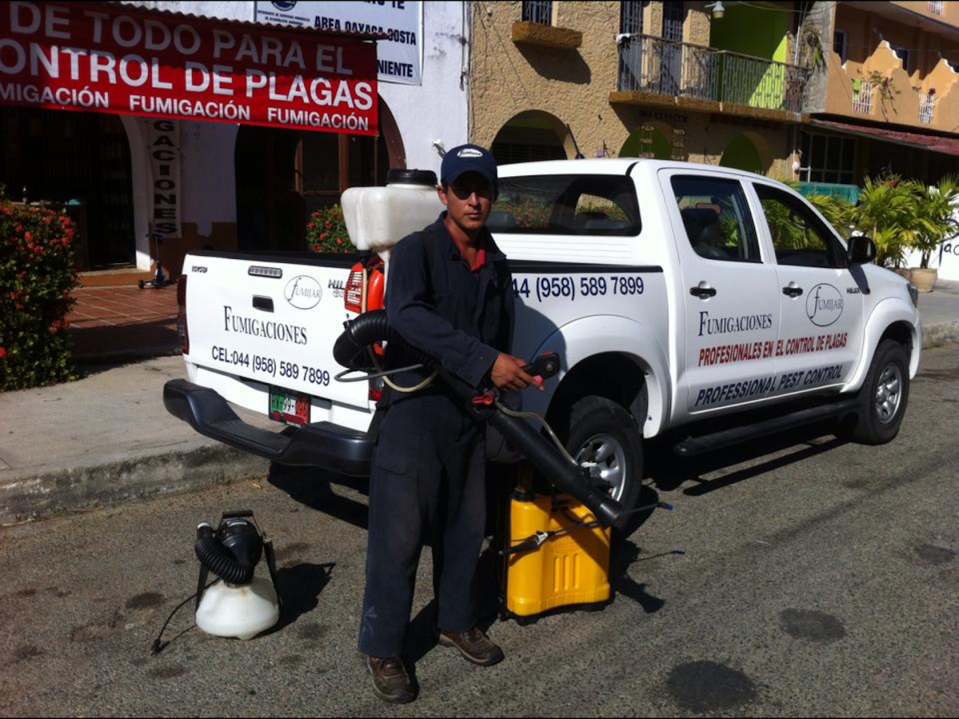 Unidad rotulada, personal y equipo de trabajo de Fumijar