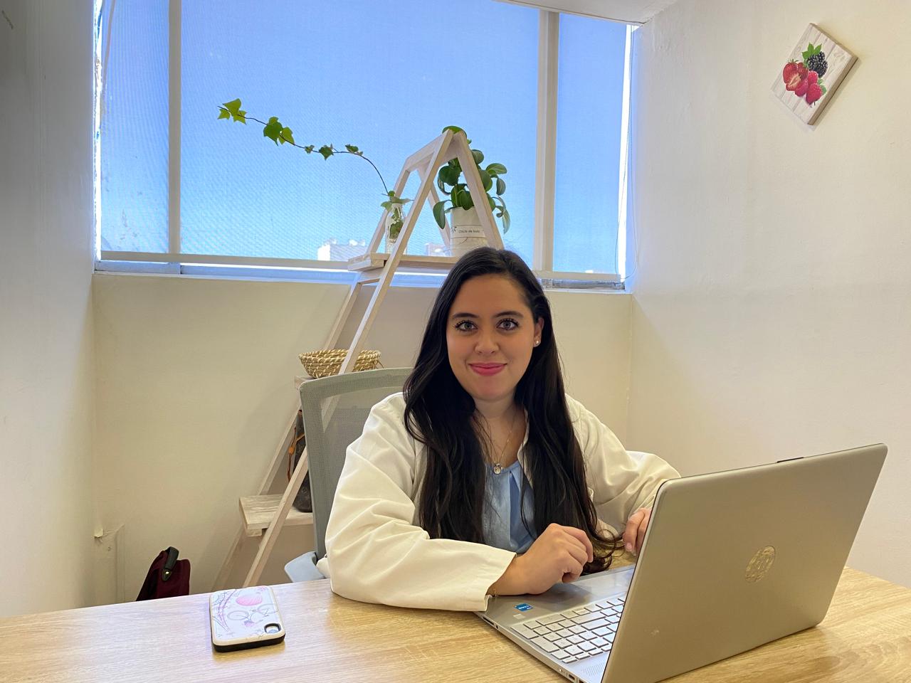 Mar Bogard en su consultorio de nutrición clínica
