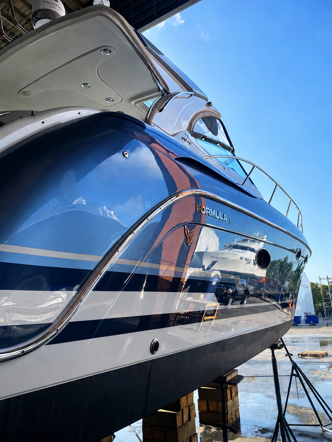 Aquamare craftsman refinishing a yacht hull