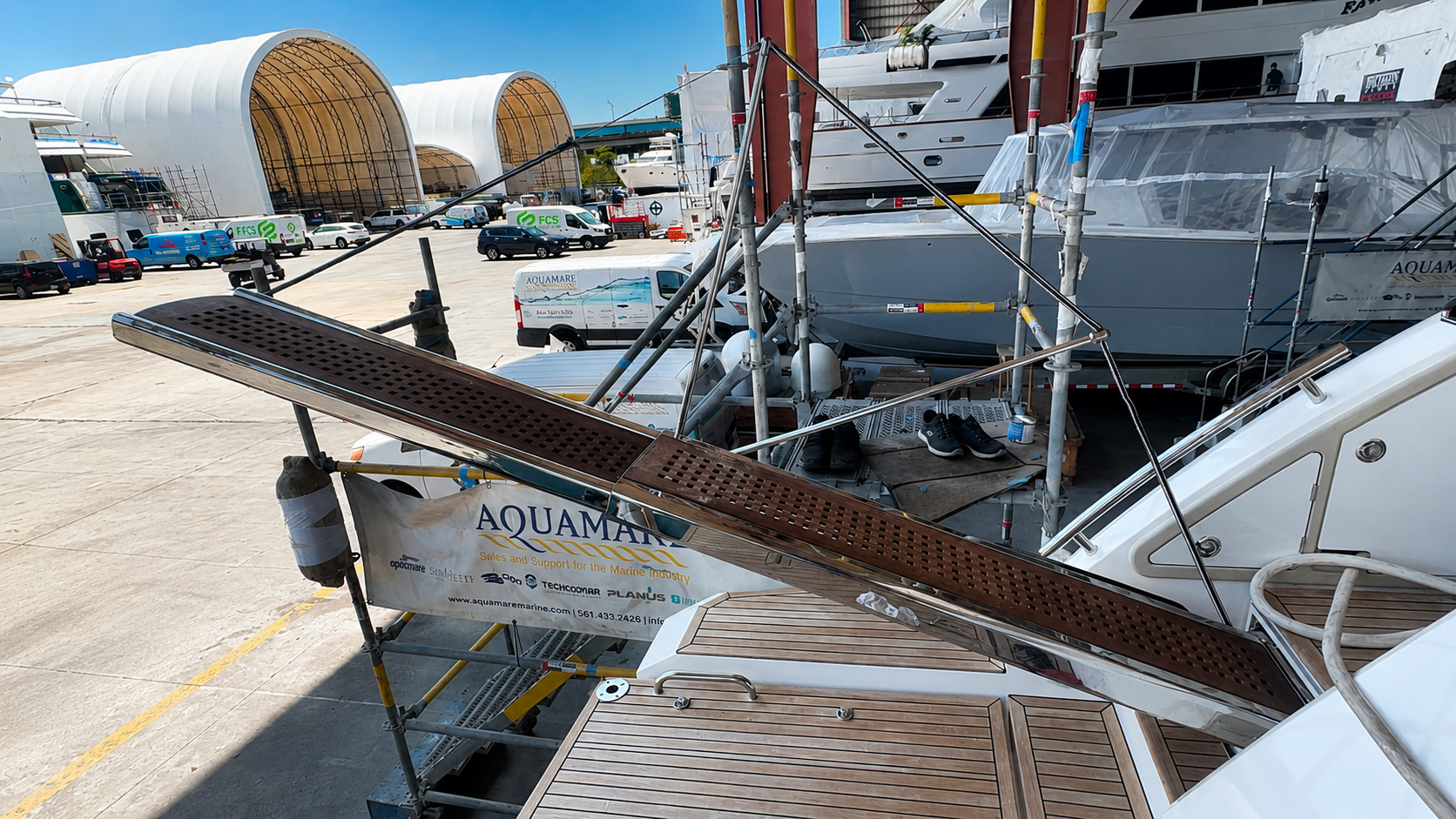 Swim platform hydraulic system