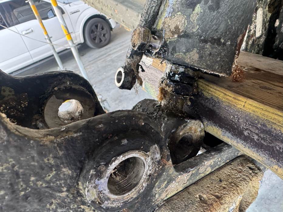 Hydraulic ram and hose servicing