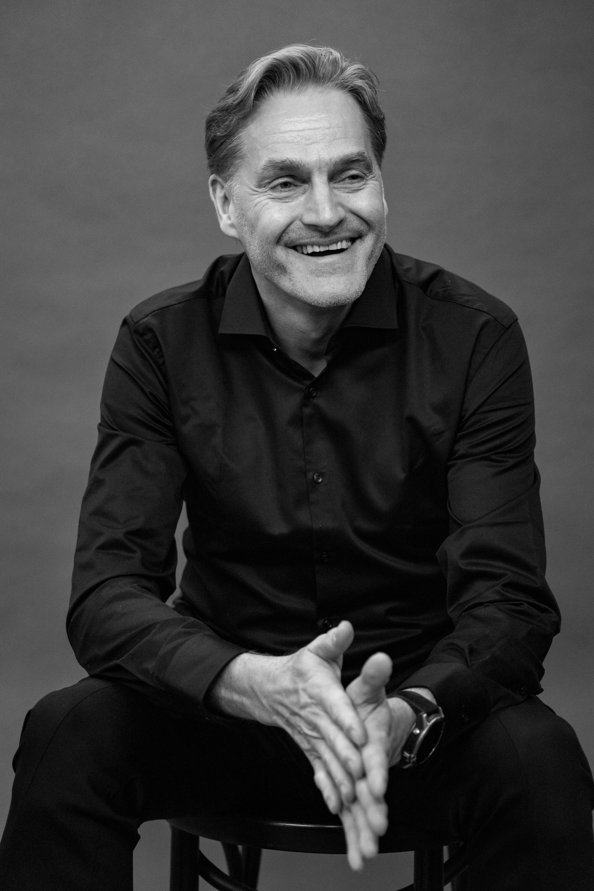 Ein aufgeschlagener Notizblock mit handschriftlichen Skizzen und Konzepten für einen Newsletter, daneben ein Laptop und eine Tasse Kaffee auf einem hellen Holztisch. Die Szene wirkt kreativ, strukturiert und einladend.