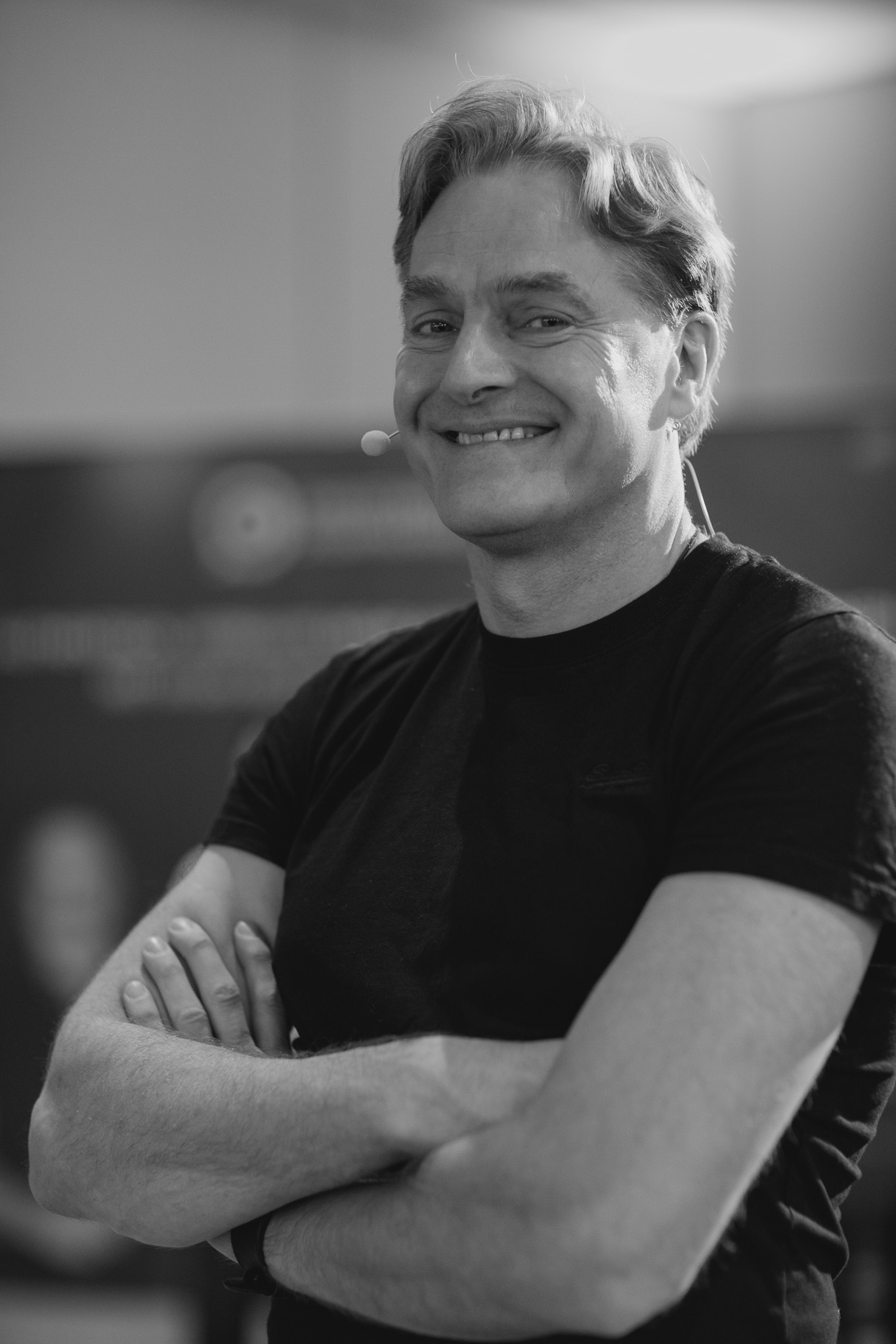 Ein aufgeschlagener Notizblock mit handschriftlichen Skizzen und Konzepten für einen Newsletter, daneben ein Laptop und eine Tasse Kaffee auf einem hellen Holztisch. Die Szene wirkt kreativ, strukturiert und einladend.