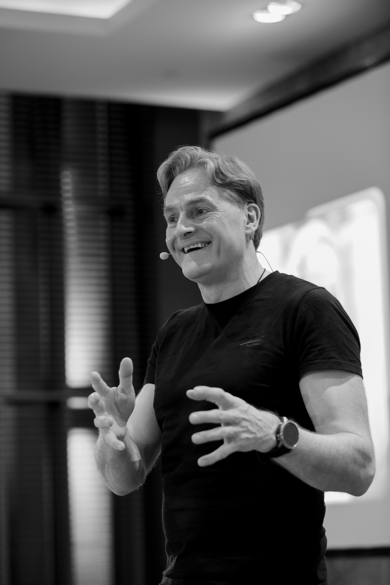 Ein aufgeschlagener Notizblock mit handschriftlichen Skizzen und Konzepten für einen Newsletter, daneben ein Laptop und eine Tasse Kaffee auf einem hellen Holztisch. Die Szene wirkt kreativ, strukturiert und einladend.