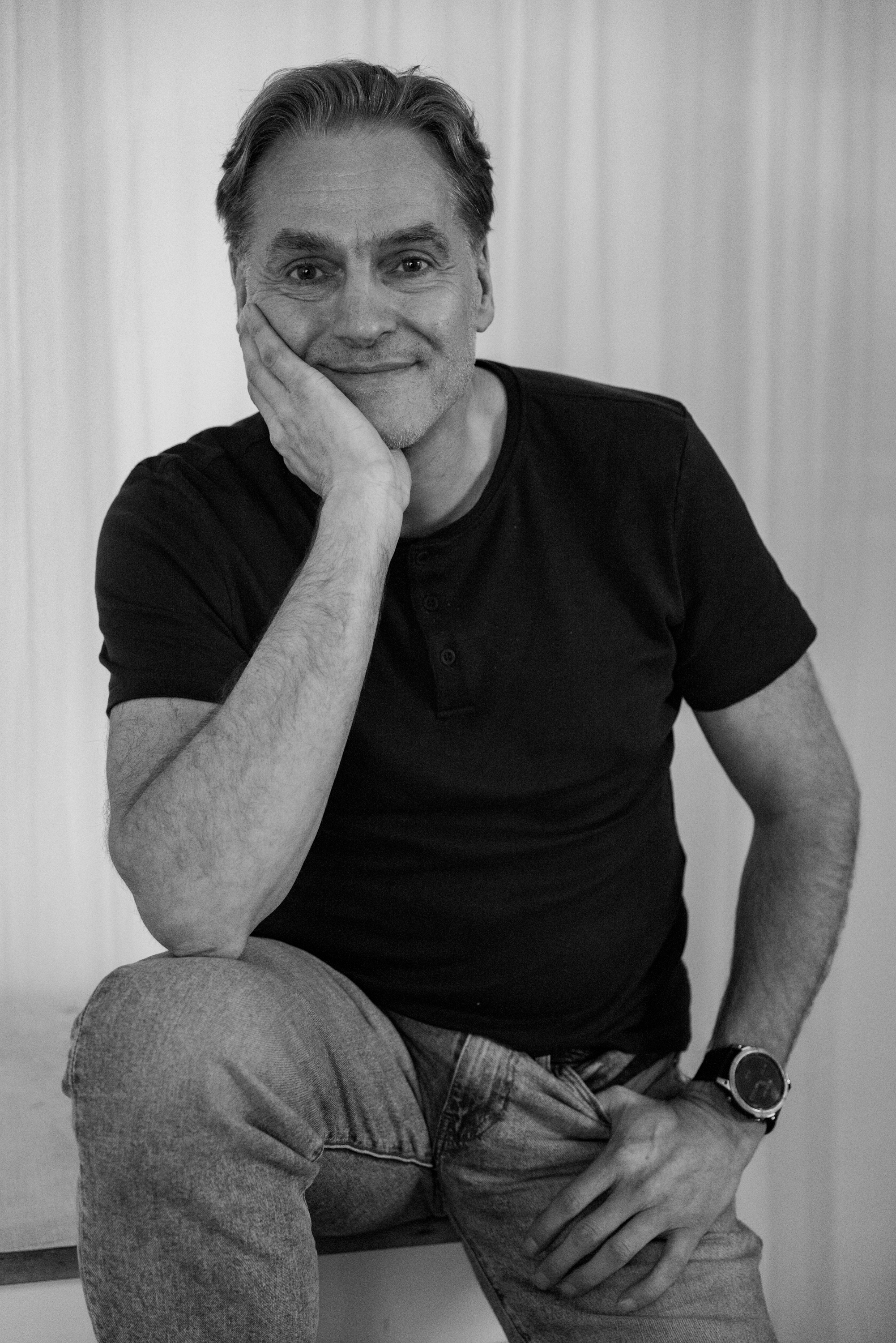 Ein aufgeschlagener Notizblock mit handschriftlichen Skizzen und Konzepten für einen Newsletter, daneben ein Laptop und eine Tasse Kaffee auf einem hellen Holztisch. Die Szene wirkt kreativ, strukturiert und einladend.