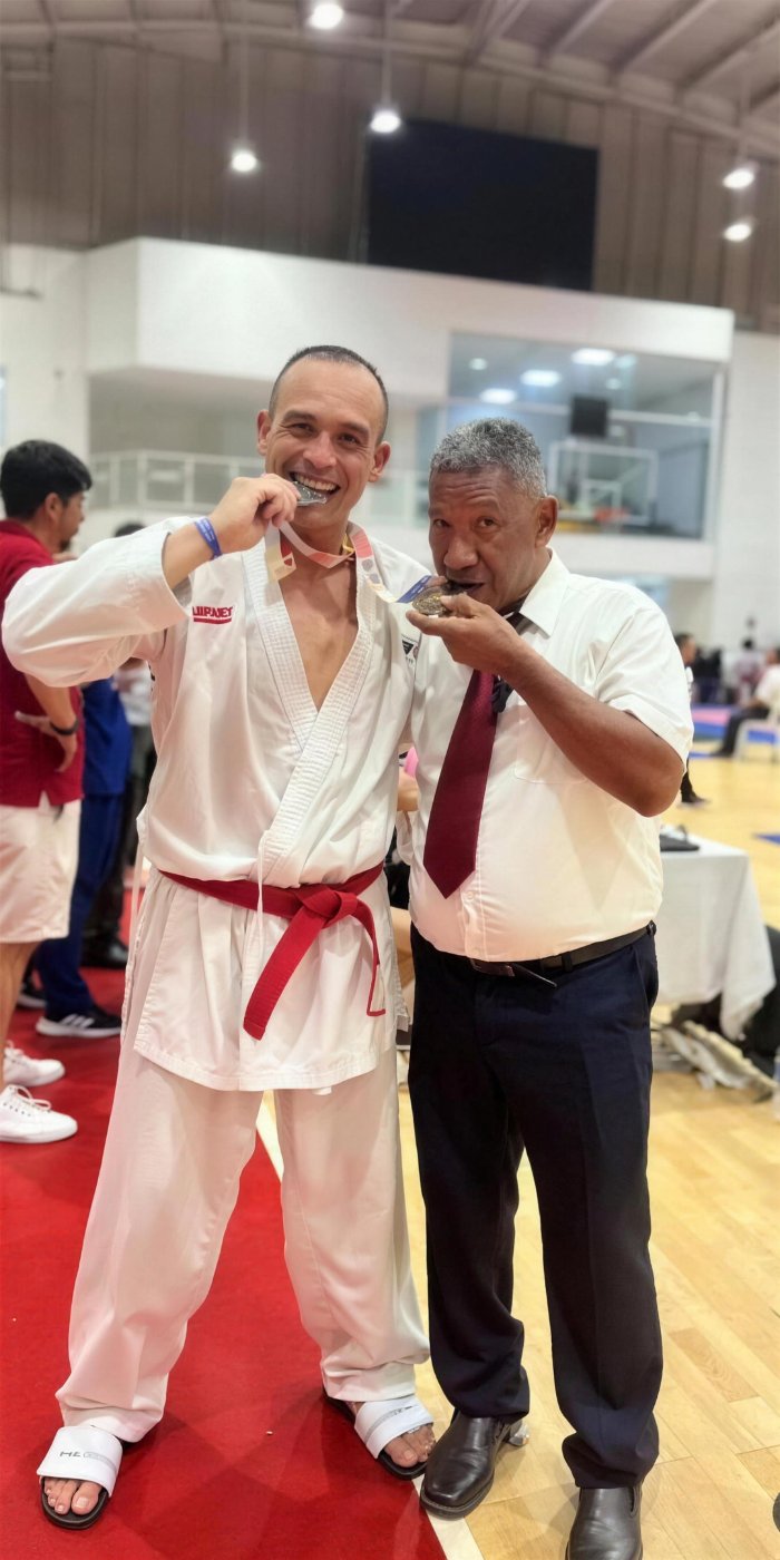 Sensei Jairo con su medalla