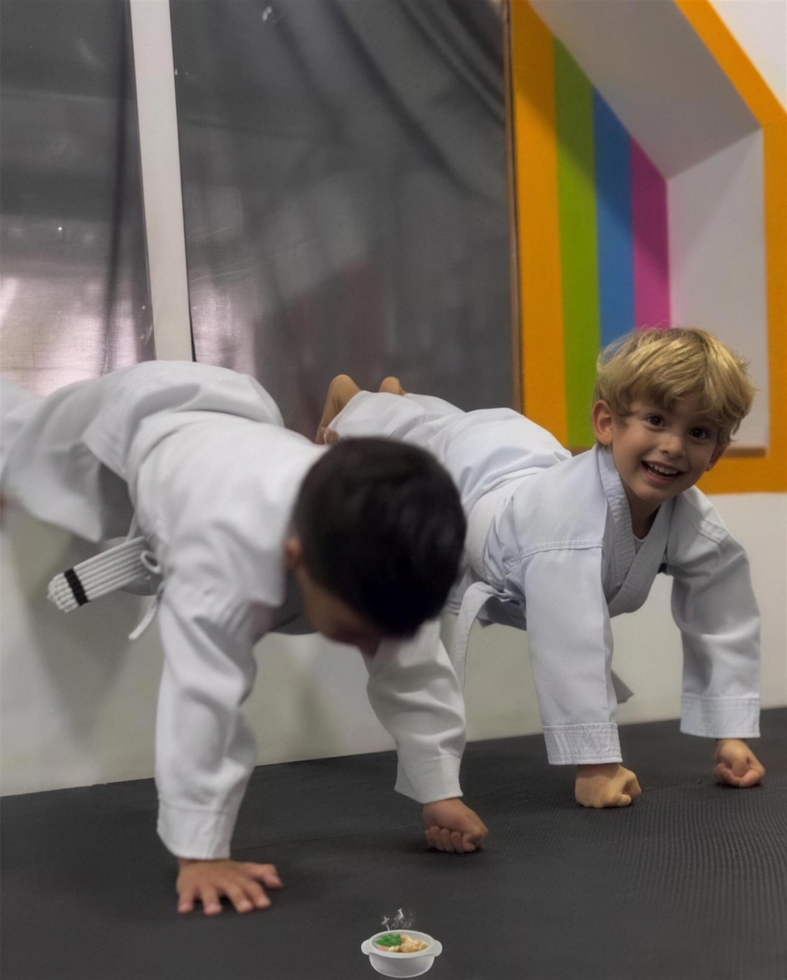 Niños jugando en clase en el tatami