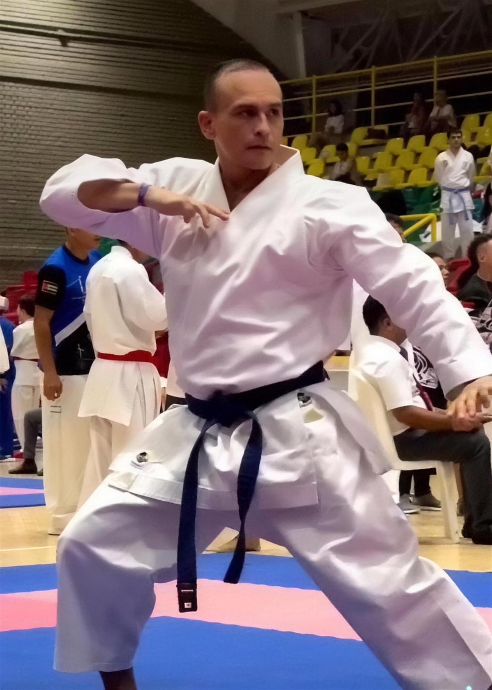 Sensei Jairo Miguel Muñoz en competencia de kata