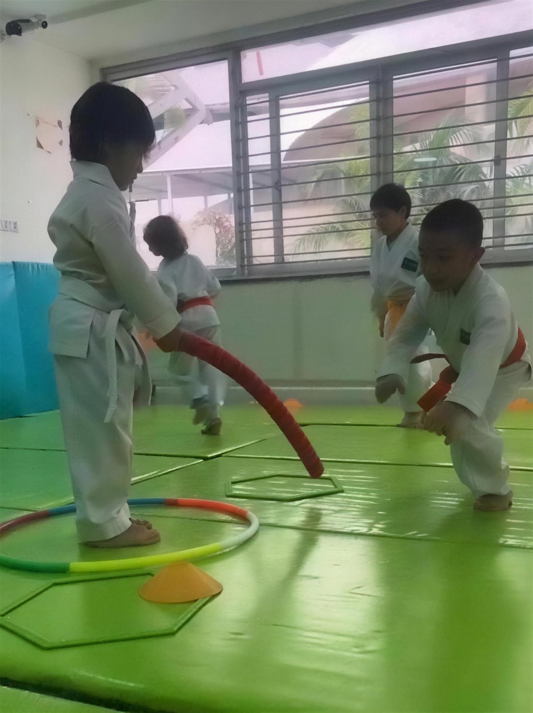 Niños de 4 a 7 años en clase de karate